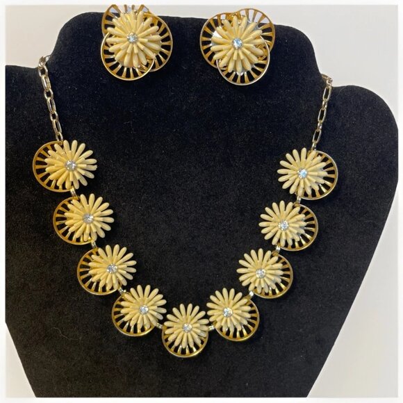 Cream Flowers Rhinestone Center Gold Tone Backing 15 In Necklace and Earrings - Picture 1 of 10